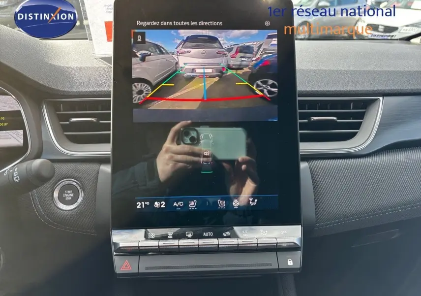 Écran tactile central affichant la caméra de recul dans l'habitacle noir étoile métal du Renault Symbioz hybride 2025.
