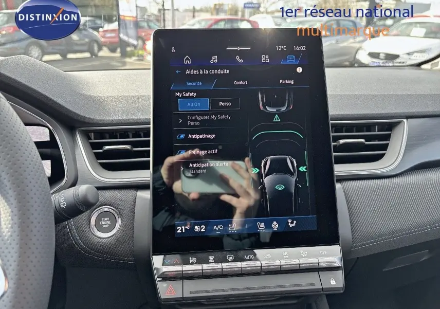 Vue rapprochée du tableau de bord du Renault Symbioz 2025, écran tactile central affichant les aides à la conduite.