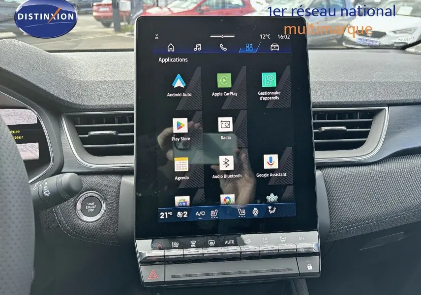 Écran tactile central vertical du tableau de bord du Renault Symbioz noir étoile métal, avec commandes climatisation et démarrage.