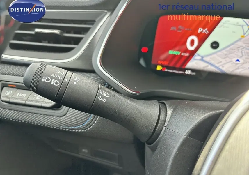 Gros plan sur la manette des feux et clignotants du tableau de bord d'une Renault Symbioz noire, avec affichage digital.