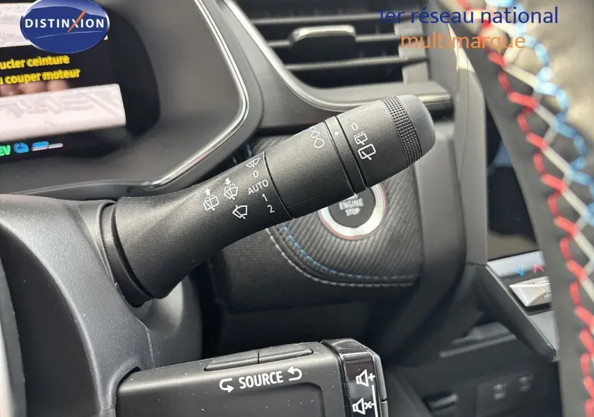 Gros plan sur la commande d’essuie-glace et le bouton start/stop dans l’habitacle noir étoile métal du Renault Symbioz 2025.