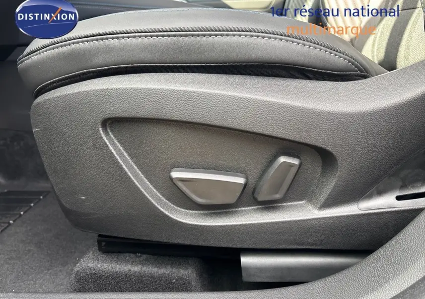 Réglage électrique du siège avant en cuir noir du Renault Symbioz 2025, vue latérale côté gauche.