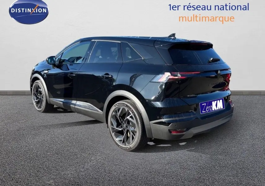 Vue 3/4 arrière droite d'un Renault SYMBIOZ noir étoile métal, SUV hybride avec jantes noires et feux LED fins.