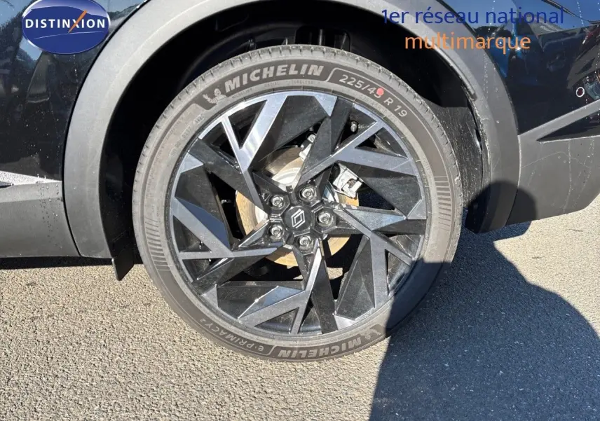 Gros plan sur la roue avant gauche noire étoile métal du Renault Symbioz 2025 avec jante noire au design géométrique.