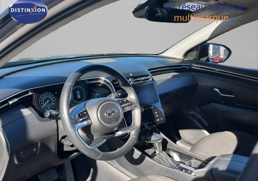 Intérieur du Hyundai Tucson 2021 gris foncé, vue côté conducteur sur le tableau de bord et la console centrale tactile.