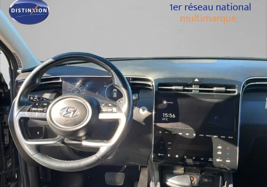 Vue intérieure du tableau de bord du Hyundai Tucson gris foncé 2021, avec volant multifonction et écran tactile central.