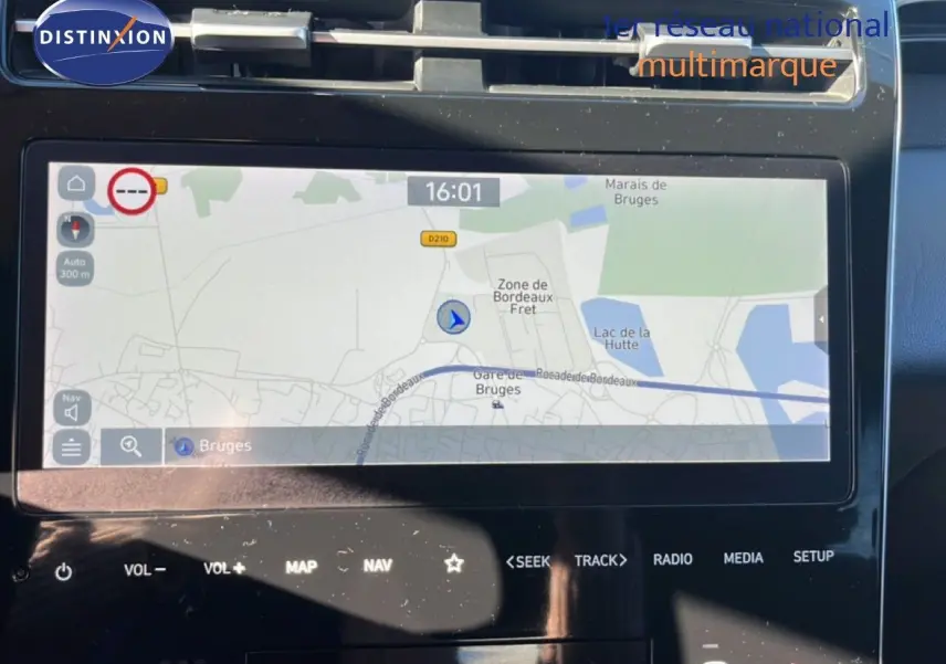 Écran tactile du système de navigation du Hyundai Tucson gris foncé, vue intérieure centrée sur la carte GPS.