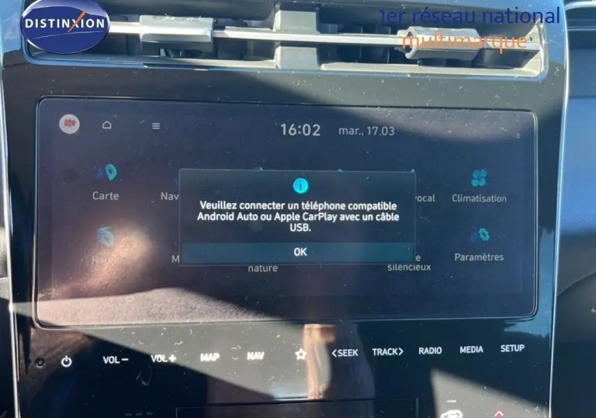 Écran tactile central du Hyundai Tucson gris foncé, affichant un message de connexion Android Auto/Apple CarPlay.