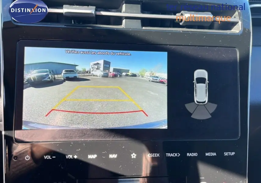 Vue de l'écran intérieur du Hyundai Tucson gris foncé 2021 montrant la caméra de recul avec guidage de trajectoire.