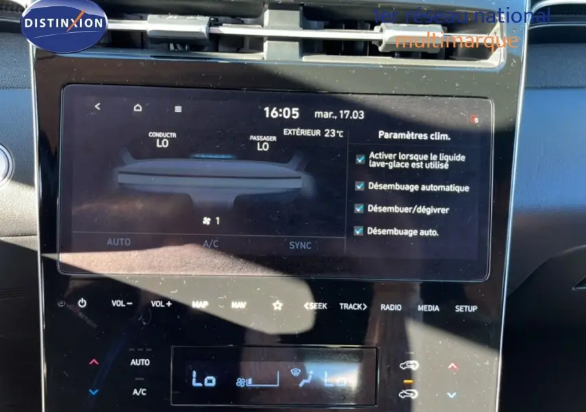 Gros plan sur l’écran tactile central du Hyundai Tucson gris foncé 2021, affichant les réglages de la climatisation.