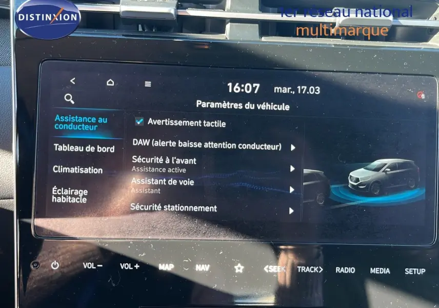 Écran tactile du tableau de bord du Hyundai Tucson gris foncé, affichant les paramètres d’assistance au conducteur.