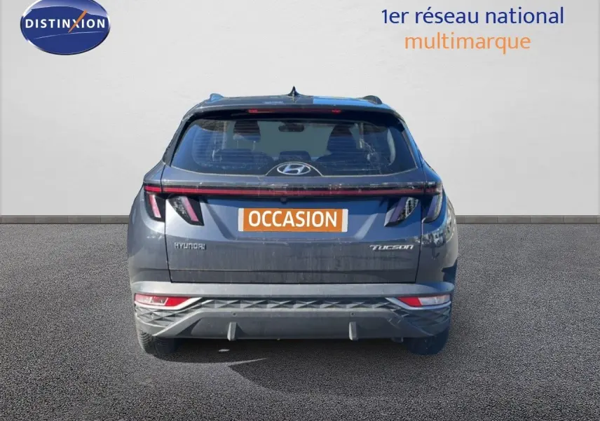 Vue arrière du Hyundai Tucson gris foncé métal 2021 avec feux LED et logo Hyundai bien visibles.