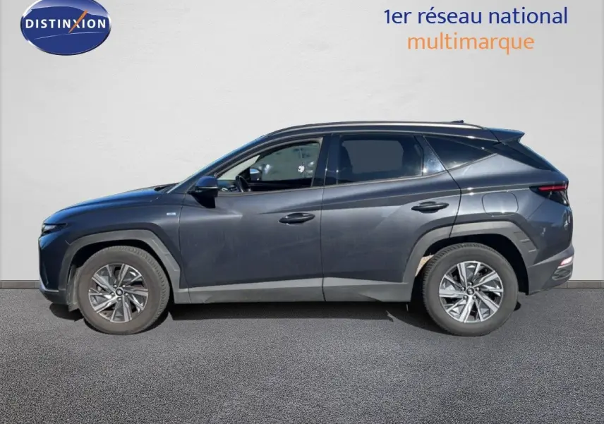 Vue latérale droite du Hyundai Tucson gris foncé métal 2021, soulignant ses lignes modernes et ses jantes alliage.