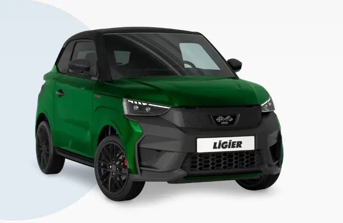 Vue 3/4 avant d'une Ligier JS50 0.5 REVO D+ ULTIMATE verte avec toit noir et jantes alu noires.