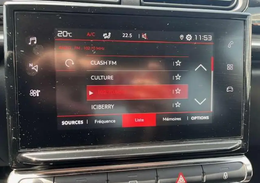 Écran tactile central de la Citroën C3 2023 affichant la liste des radios FM avec interface rouge et noire.