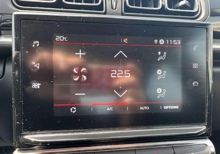 Écran tactile central de la Citroën C3 2023 affichant la climatisation à 22,5°C avec commandes digitales visibles.
