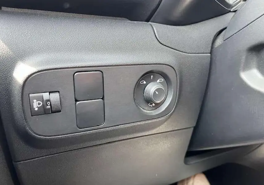 Détail des commandes de réglage des rétroviseurs côté gauche intérieur d'une Citroën C3 noire toit blanc, 2023.