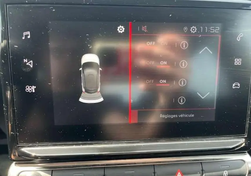 Écran tactile central de la Citroën C3 noir toit blanc, affichant les réglages véhicule en mode parking.