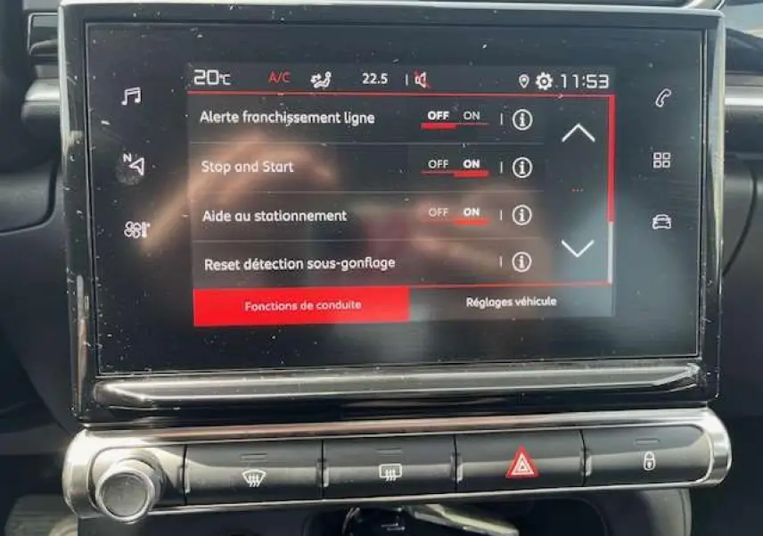 Écran tactile central de la Citroën C3 2023 affichant les réglages d'aide à la conduite et climatisation.