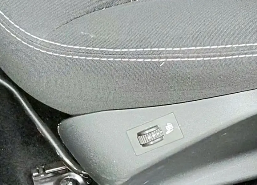 Gros plan sur le siège avant conducteur en tissu noir avec commande de réglage de chauffage sur Peugeot 208 Gris Foncé Métal.