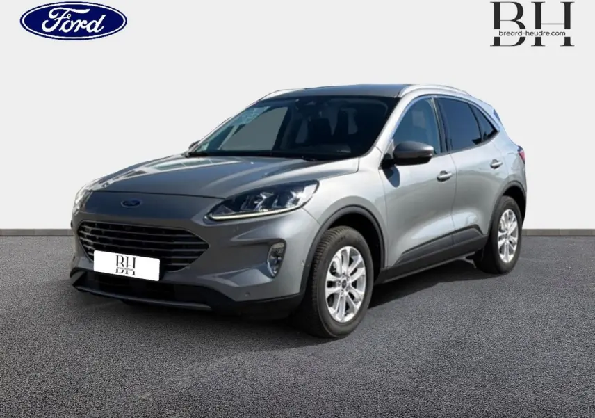 Ford Kuga gris Solar métallisé en 3/4 avant droit, avec jantes alu et vitres arrière surteintées.