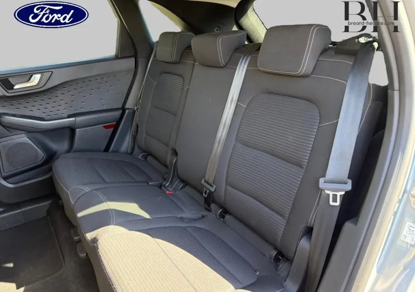 Vue latérale droite de la banquette arrière noire du Ford Kuga 2021, avec ceintures de sécurité et porte gris métallisé ouvert.
