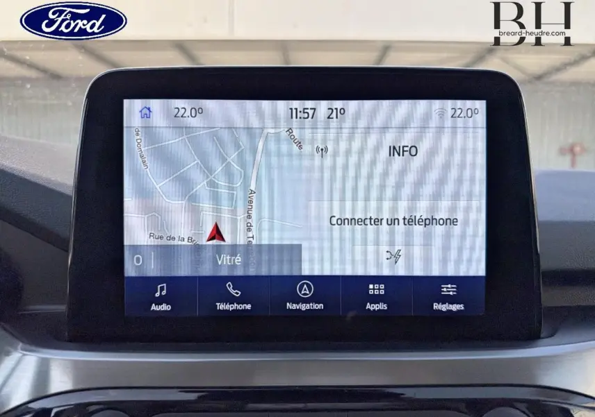 Écran tactile central du Ford Kuga 2021 affichant la navigation et les options multimédia, vue de face intérieure.