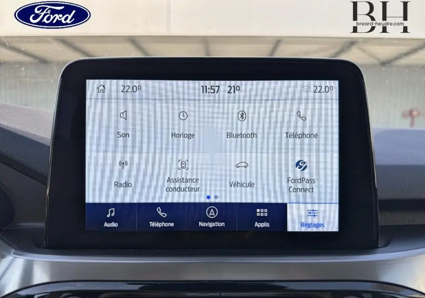 Écran tactile central du Ford Kuga 2021 affichant les options audio, navigation et connectivité Bluetooth.