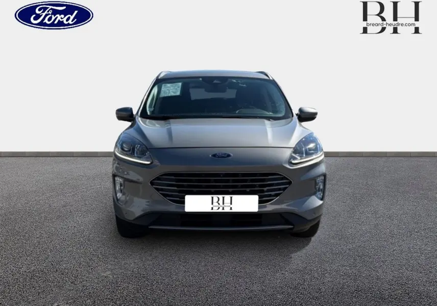 Vue avant d'un Ford Kuga gris Solar métallisé 2021 avec calandre large et phares LED distinctifs.