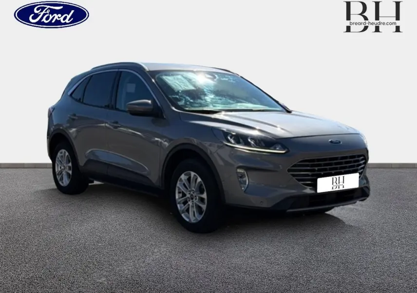 Ford Kuga gris Solar métallisé en 3/4 avant droit, avec vitres arrière surteintées et jantes alliage.