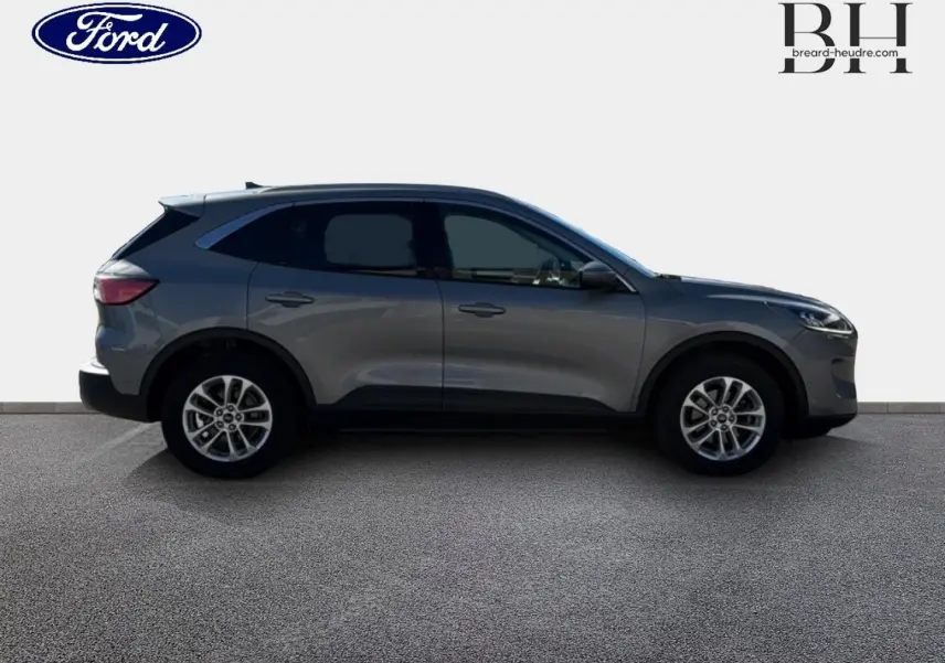 Ford Kuga 2021 gris Solar métallisé vu de profil côté gauche, vitres arrière surteintées et jantes alu visibles.