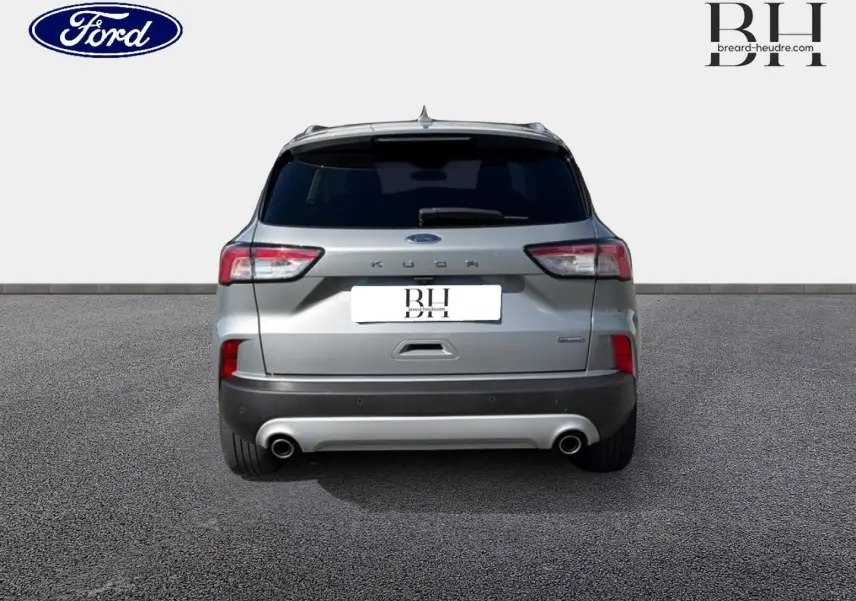 Vue arrière d'un Ford Kuga gris Solar métallisé avec double sortie d'échappement et vitres arrière surteintées.