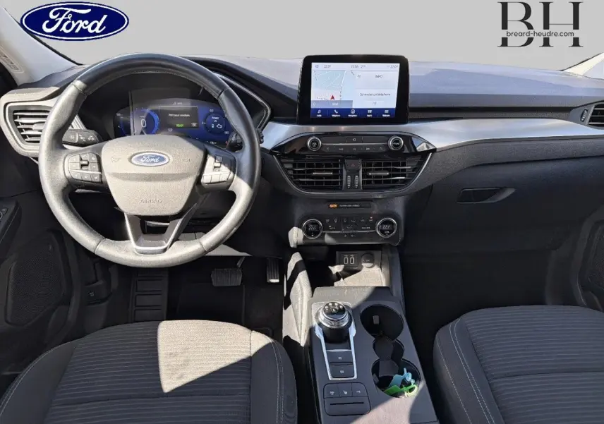 Vue intérieure avant du Ford Kuga 2021 gris Solar Métallisé, avec volant cuir multifonction et écran tactile central.