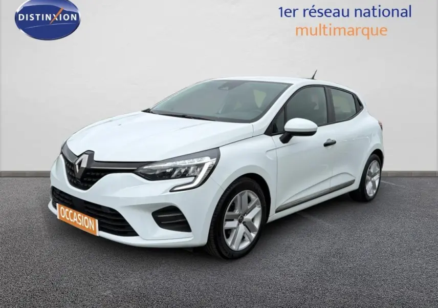 Renault Clio blanc vue 3/4 avant droit, avec feux LED et jantes alliage, sur fond neutre intérieur showroom.
