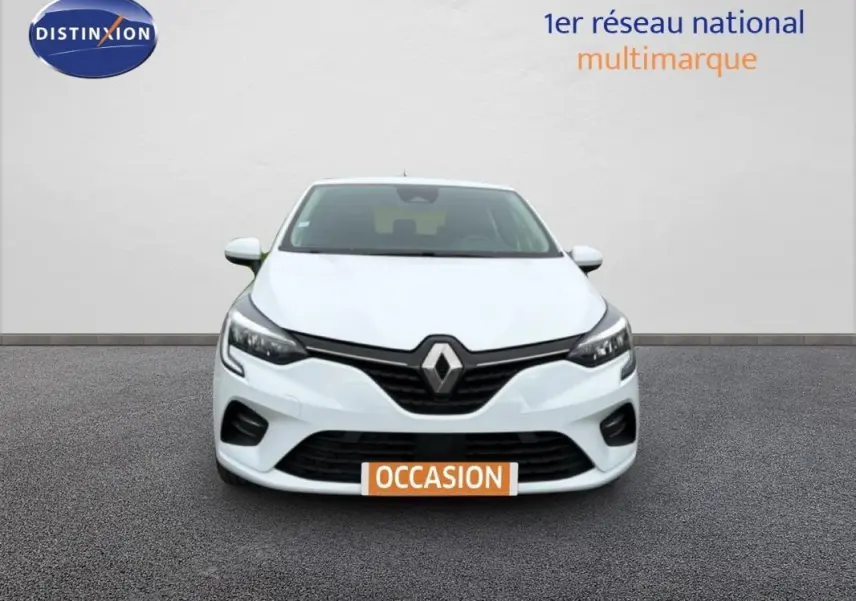Vue avant d’une Renault Clio blanche 2020 avec calandre noire et plaque « OCCASION » visible.
