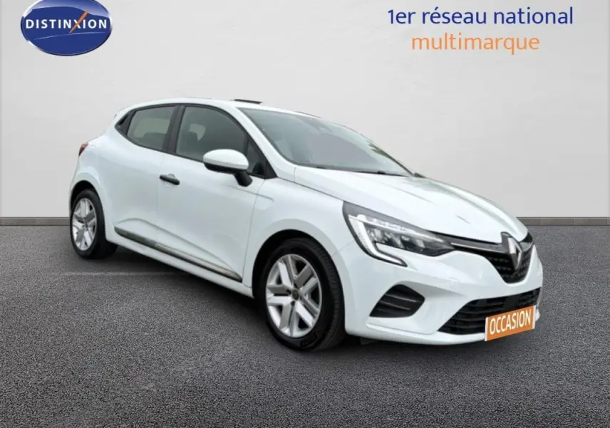 Renault Clio blanc vue 3/4 avant droit, avec feux LED et jantes alliage visibles sur fond neutre.