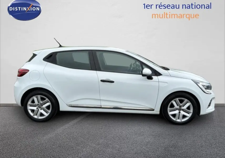 Profil côté gauche d'une Renault Clio blanche 2020 V SCe 75 Business avec jantes alliage et rétroviseurs blancs.
