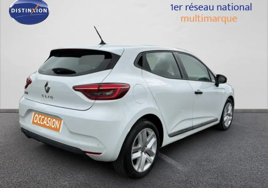 Vue 3/4 arrière droite d'une Renault Clio blanche 2020, compacte et moderne, avec feux arrière LED distinctifs.
