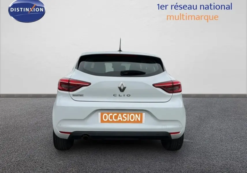 Vue arrière d'une Renault Clio blanche V SCe 75 Business 2020, avec feux LED et plaque "OCCASION" visible.