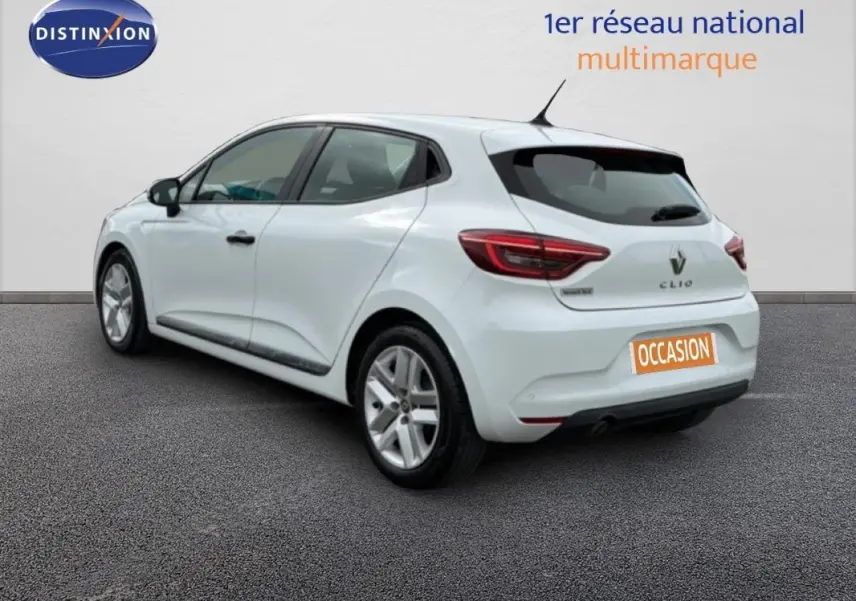 Renault Clio blanc vue 3/4 arrière droit sur sol gris, avec plaque occasion et vitres teintées.