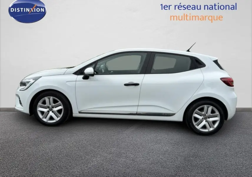 Profil côté gauche d'une Renault Clio blanche 2020, version V SCe 75 Business, avec jantes alliage et lignes épurées.
