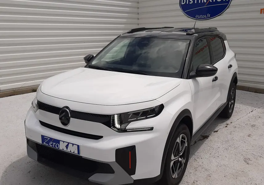 Citroën C3 Aircross blanc banquise avec toit noir, vue 3/4 avant droit, calandre moderne et jantes bi-ton.