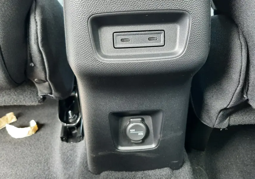 Prise USB double et prise 12V visibles à l'arrière de la console centrale d'une Citroën C3 Aircross blanc banquise.