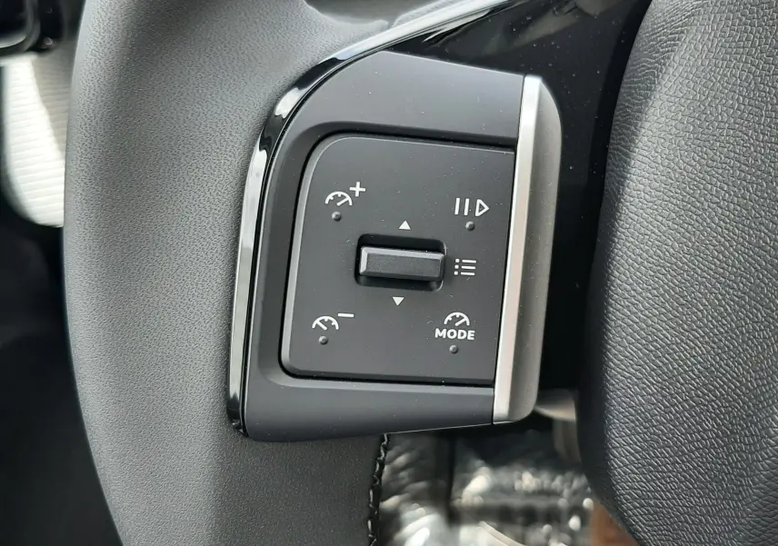 Gros plan sur les commandes de régulateur de vitesse au volant du Citroën C3 Aircross blanc banquise avec toit noir.