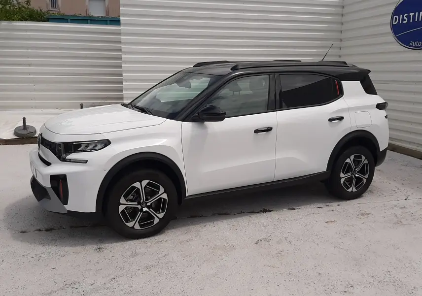 Citroën C3 Aircross blanc banquise avec toit noir, vue de profil côté gauche, jantes 17 pouces bi-ton visibles.