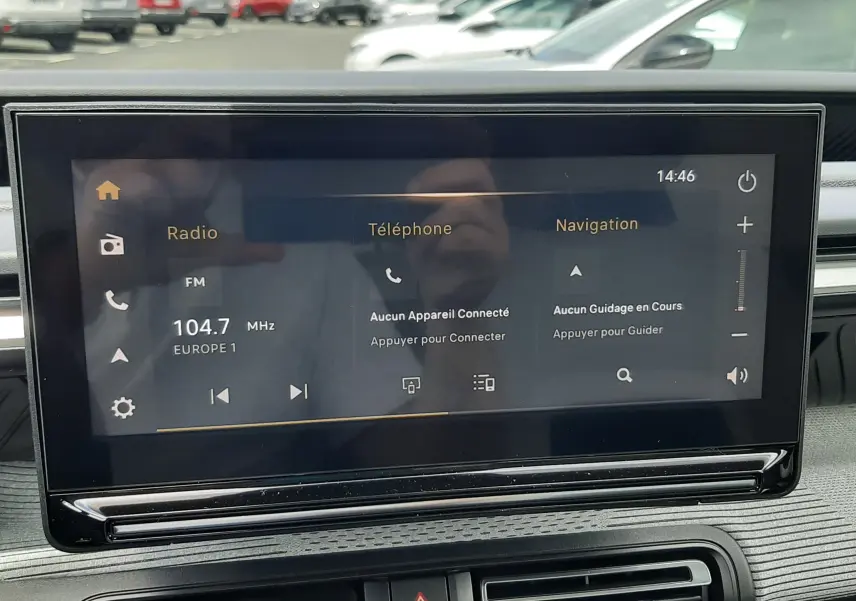 Écran tactile central du tableau de bord de la Citroën C3 Aircross 2026 affichant radio, téléphone et navigation.