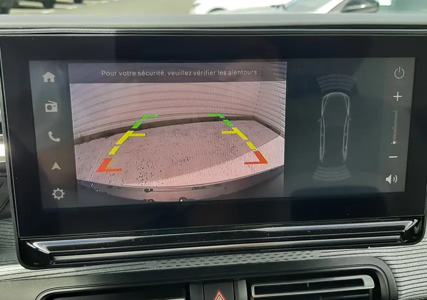 Vue intérieure sur l’écran multimédia affichant la caméra de recul du Citroën C3 Aircross blanc banquise au toit noir.