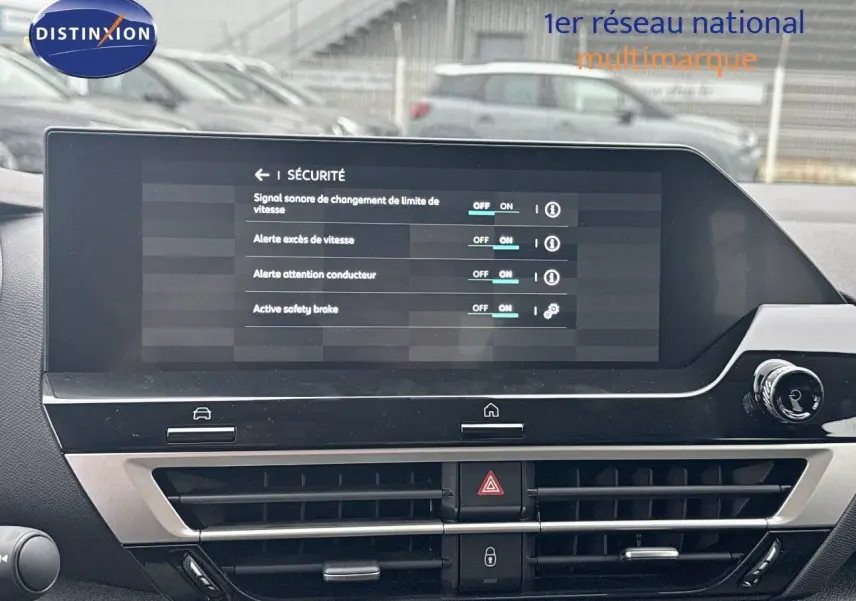 Écran tactile central du tableau de bord de la Citroën C4 2024 noir métal affichant les réglages de sécurité.