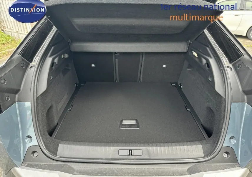 Coffre ouvert du Peugeot 3008 Hybrid bleu Ingaro métal avec intérieur noir, vue arrière montrant l'espace de chargement.