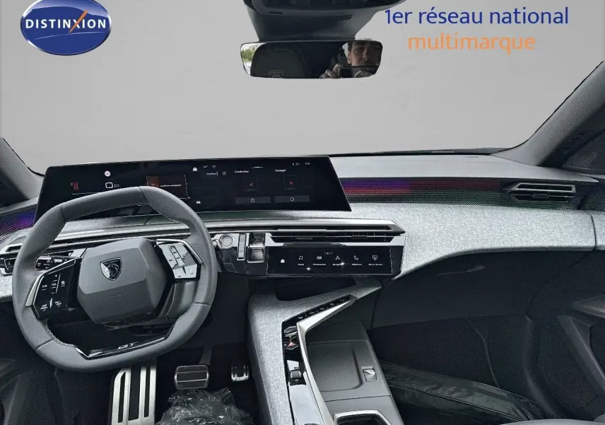 Intérieur moderne du Peugeot 3008 Hybrid 136ch GT 2025, vue frontale sur le tableau de bord et volant multifonction noir.